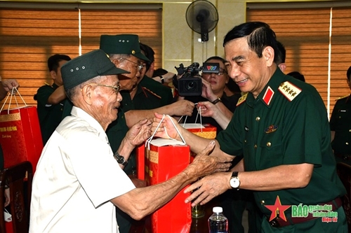 Đại tướng Phan Văn Giang thăm, tặng quà tại tỉnh Quảng Trị
